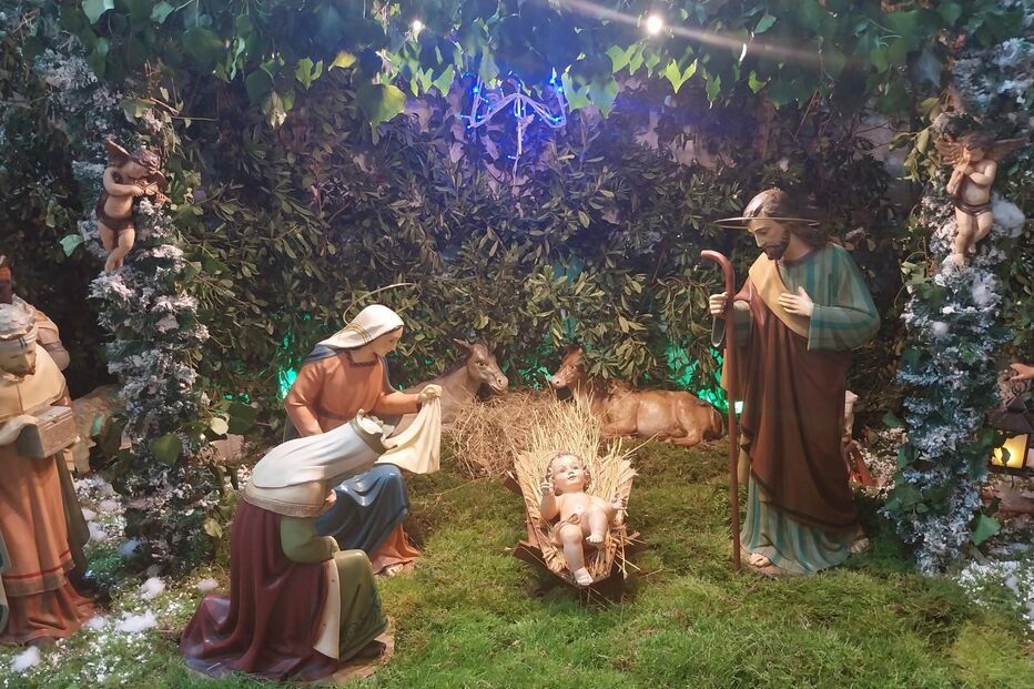 Presépio natalício com musgo e figuras religiosas, como Maria, José e o Menino Jesus