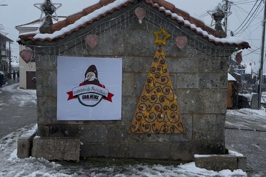 Gralheira, na serra de Montemuro, concelho de Cinfães, pintada de branco