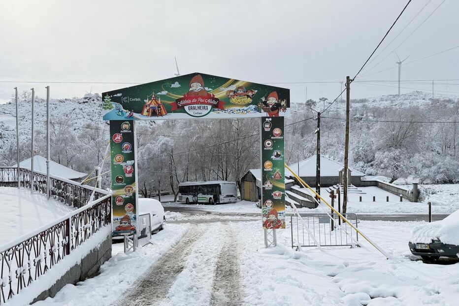 Gralheira, na serra de Montemuro, concelho de Cinfães, pintada de branco