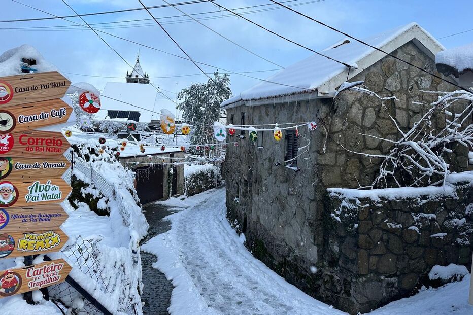 Gralheira, na serra de Montemuro, concelho de Cinfães, pintada de branco