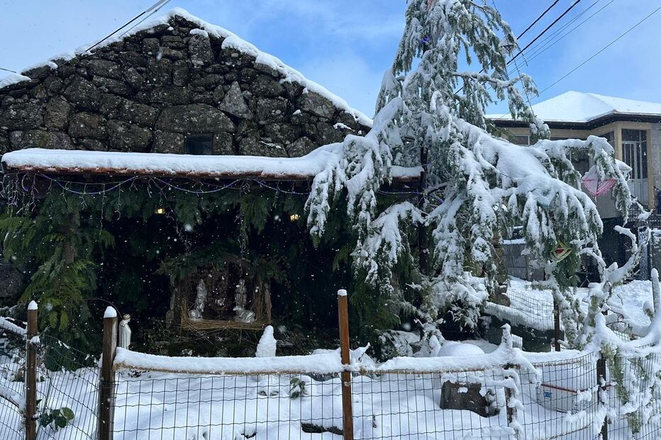 Gralheira, na serra de Montemuro, concelho de Cinfães, pintada de branco