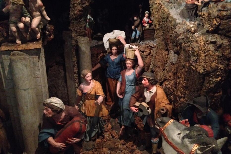 Presépio representa o nascimento de Jesus com figuras humanas e animais em cenários típicos