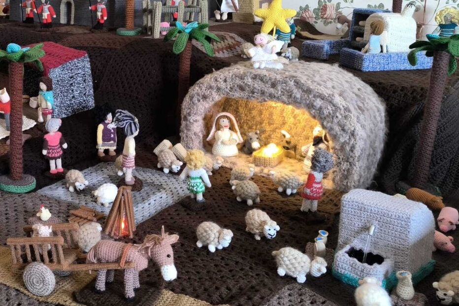 Presépio de Natal artesanal representa o nascimento de Jesus Cristo