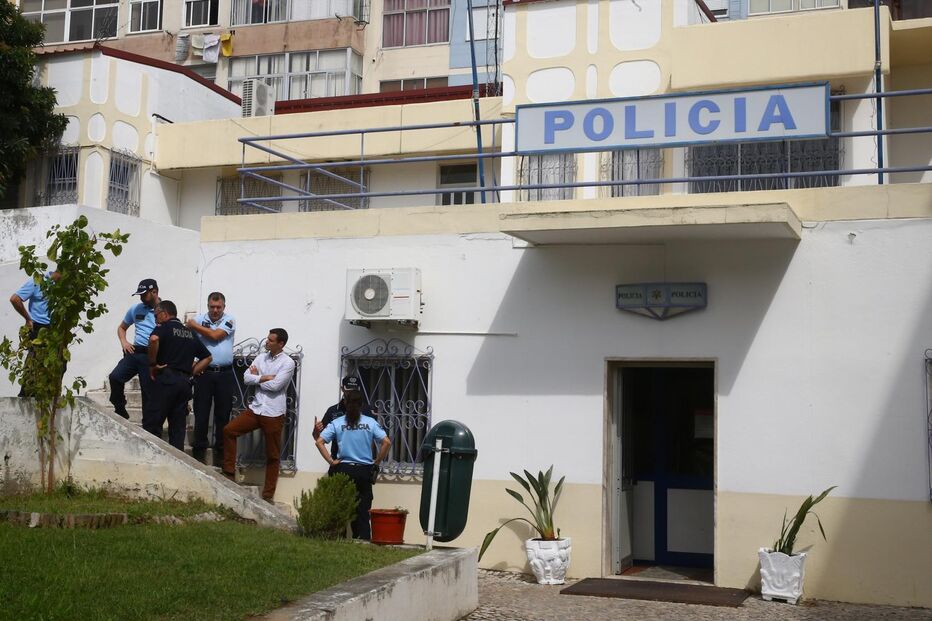 Polícias reunidos em frente à esquadra