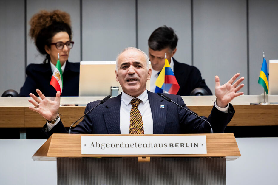 Kasparov condenado à revelia na Rússia