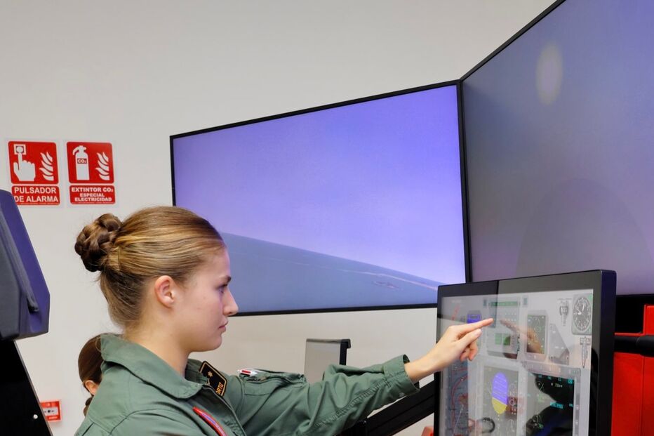 Leonor treina como piloto de caça no simulador de voo.
