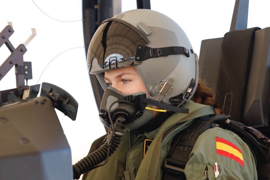 Leonor pilota aviões, demonstrando aptidão em contexto militar