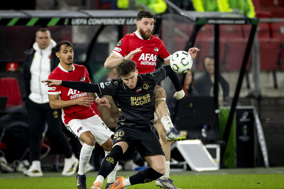 Disputa de bola entre jogadores do AZ Alkmaar e do Legia Varsóvia num jogo da Liga Conferência Europa