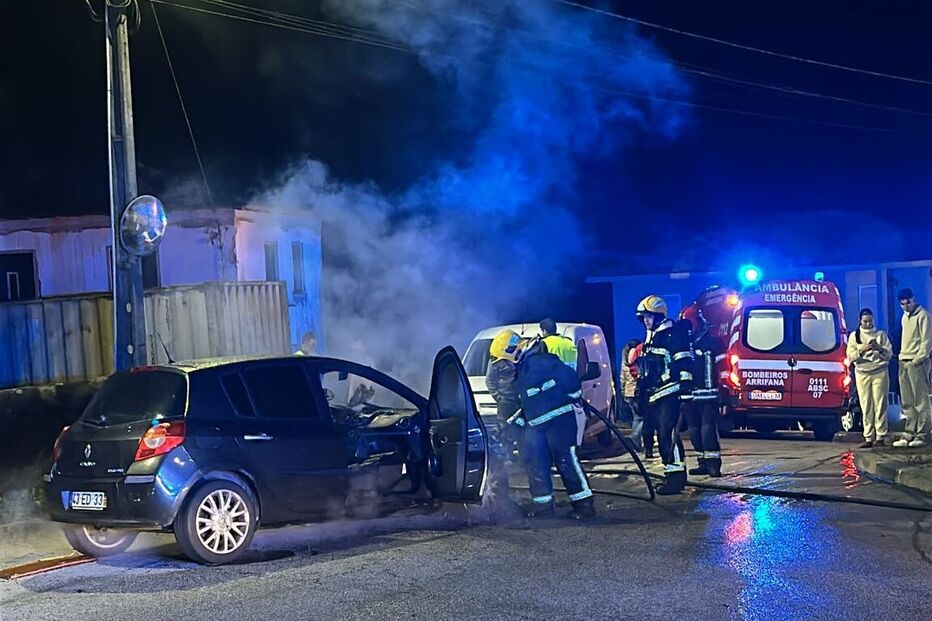Pai e filha feridos em colisão entre dois carros em Santa Maria da Feira