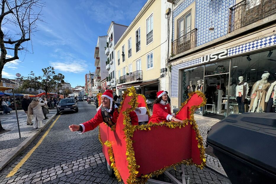 Trenó de Natal anima rua na época festiva