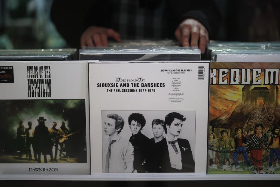 Discos de Siouxsie and the Banshees e Fields of the Nephilim na Piranha, loja de música no Porto.
