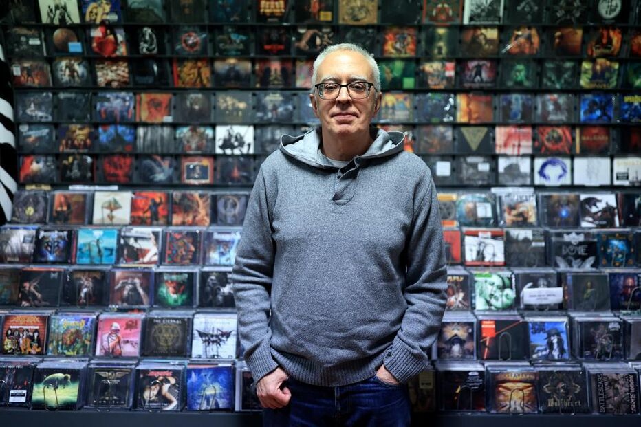 Miguel Teixeira mantém a Piranha, loja de música no Porto, há 30 anos