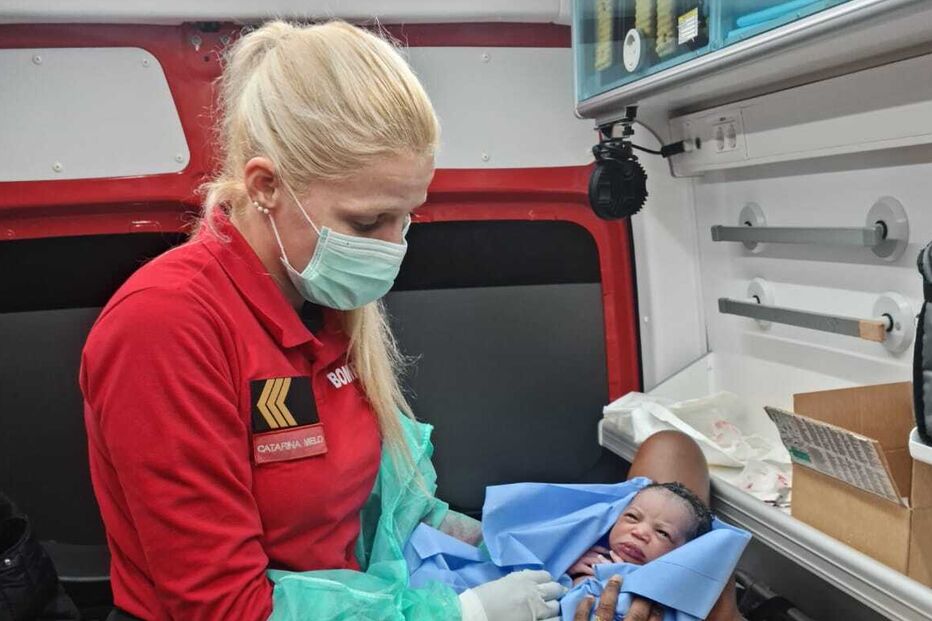 Bombeira auxilia no parto dentro de ambulância
