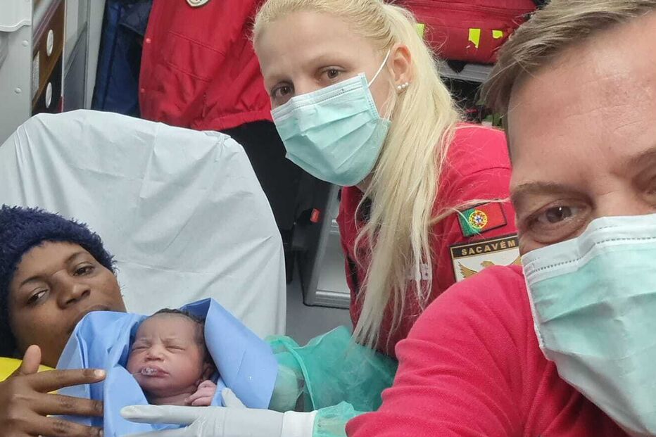 Bombeiros de Sacavém auxiliam no parto dentro da ambulância