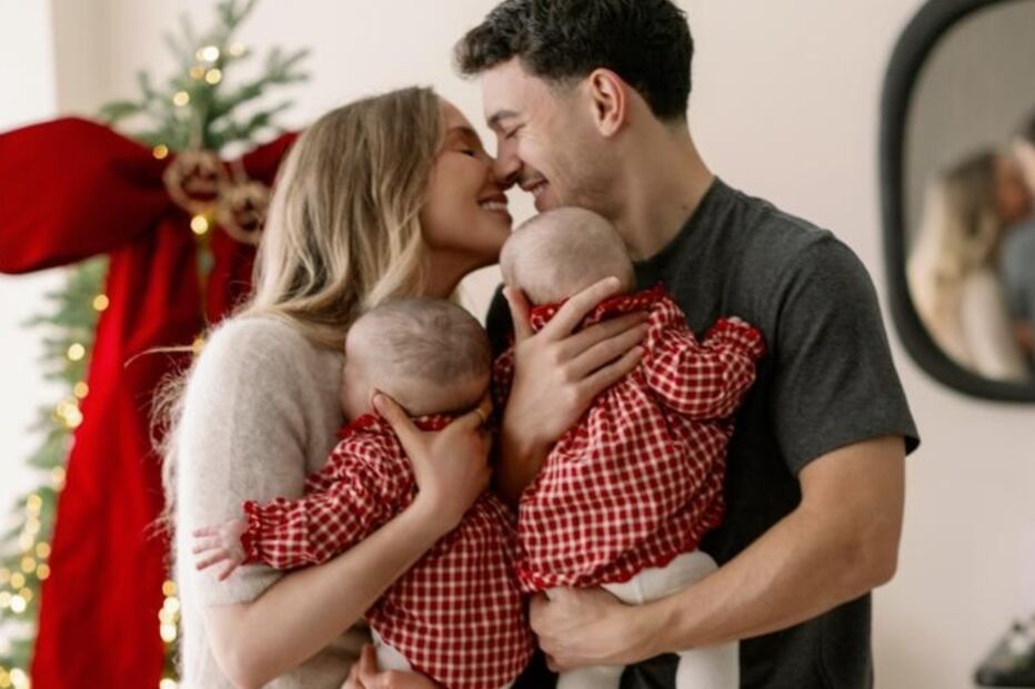 Família reunida junto à árvore de Natal celebra a época festiva com amor e alegria