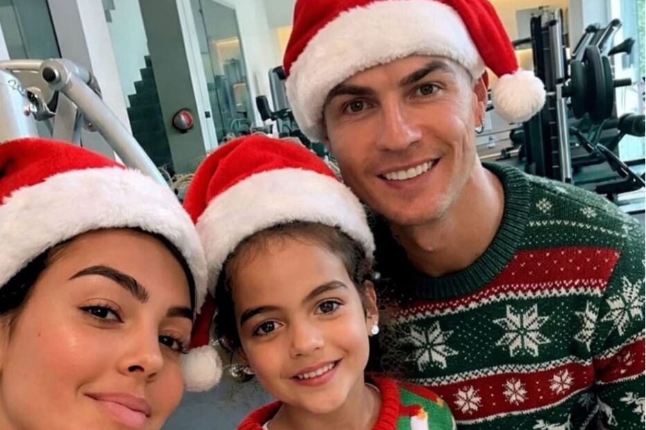 Cristiano Ronaldo com família celebra Natal com gorros e camisolas temáticas