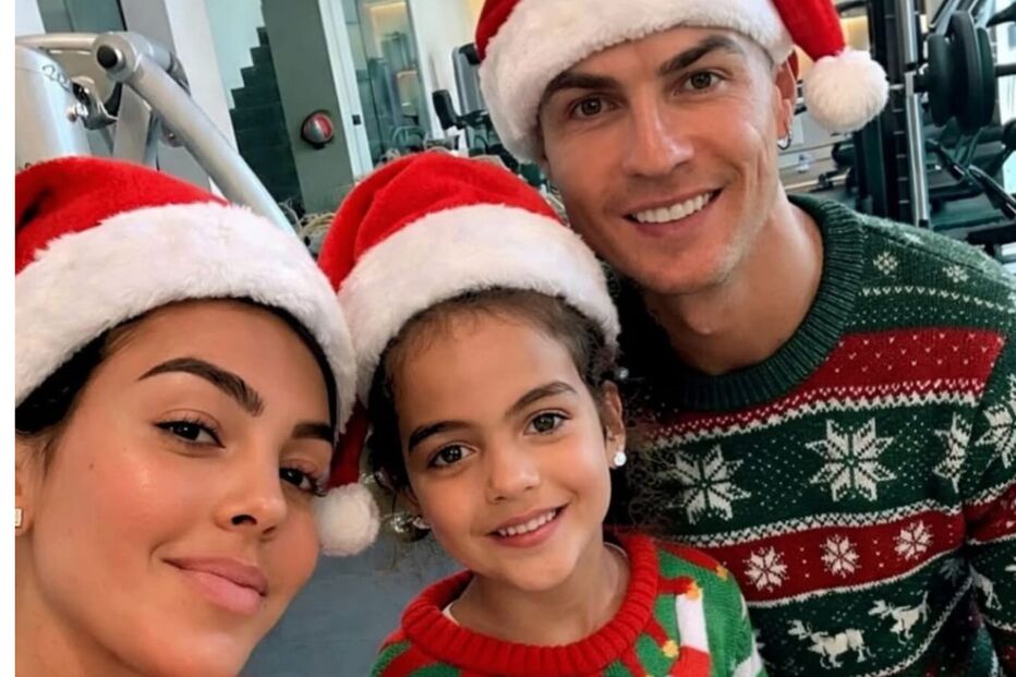 Cristiano Ronaldo com família celebra Natal com gorros e camisolas temáticas