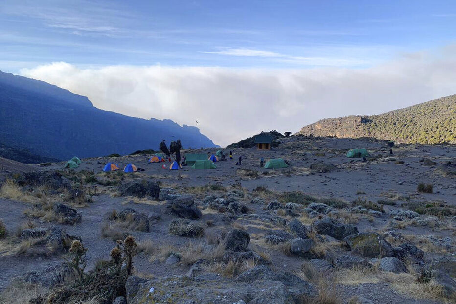 Queda de helicóptero no Monte Kilimanjaro causa cinco mortos durante resgate