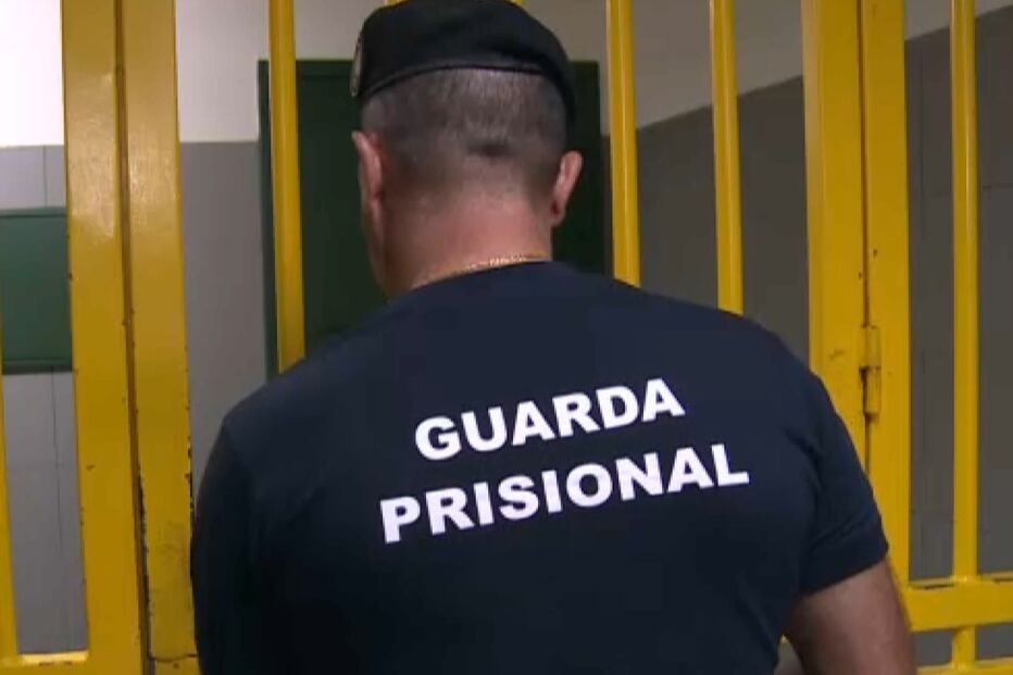Dezenas de reclusos envolvidos em confrontos na cadeia de Setúbal. Três guardas prisionais ficaram feridos