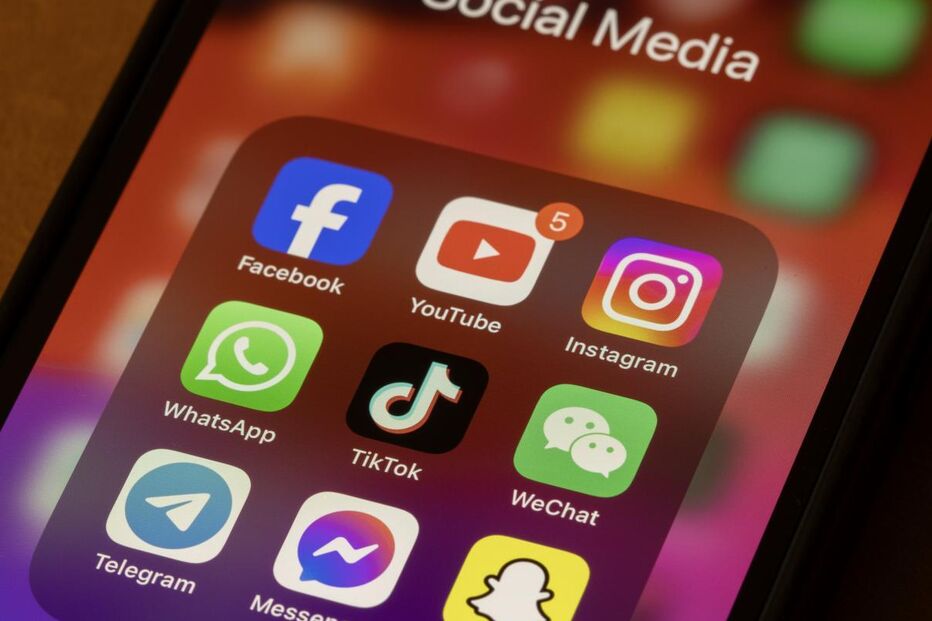 Ícones de aplicações de redes sociais num smartphone