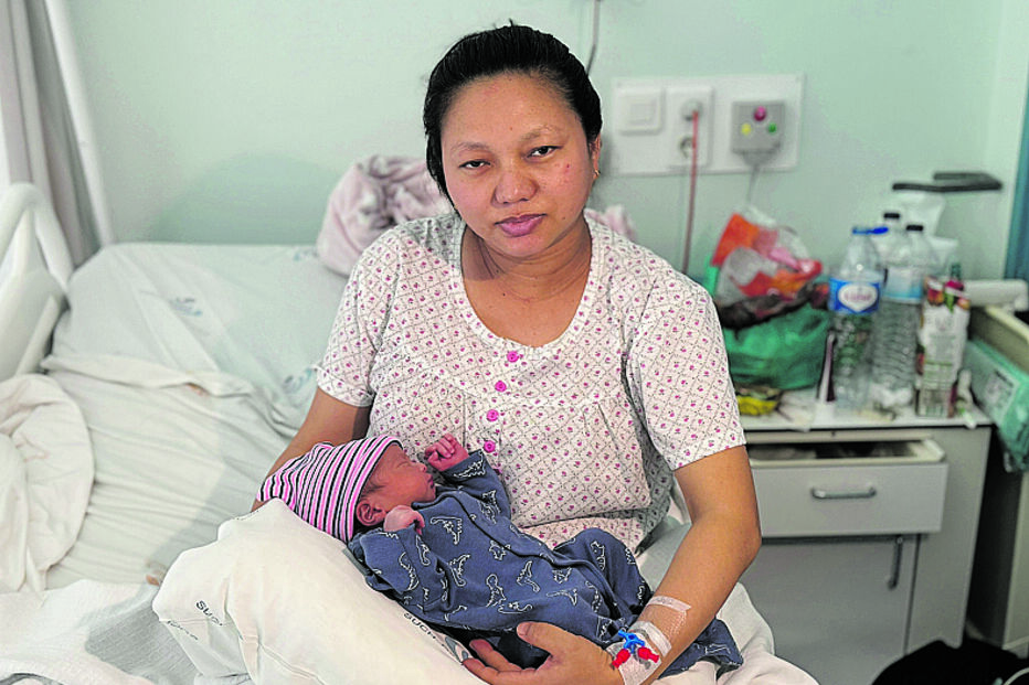 Mãe com recém-nascido no hospital durante a época de Natal