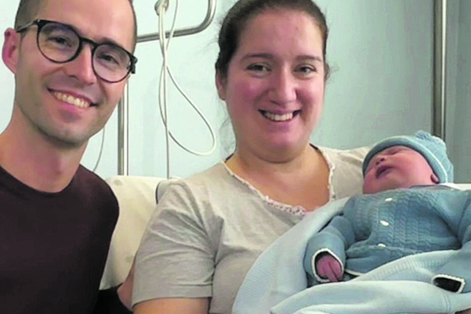 Família celebra nascimento de bebé neste Natal