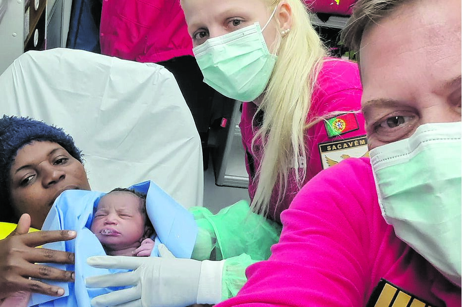 Equipa de bombeiros assiste ao parto de bebé numa ambulância