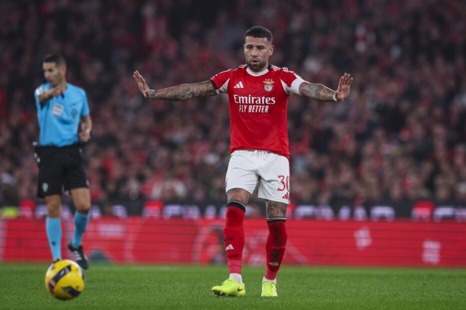 Otamendi permanece no Benfica apesar do interesse do Barcelona