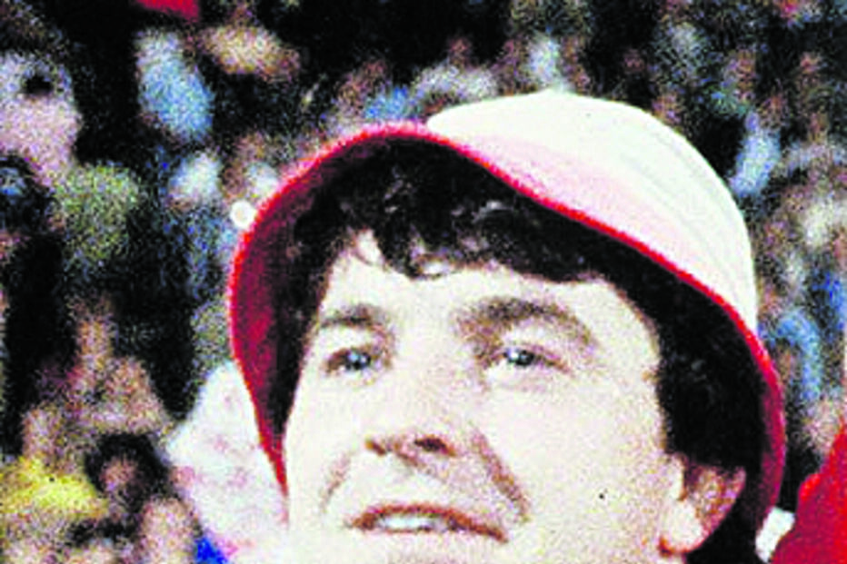 John Robertson, futebolista escocês, sorri com a camisola do Forest