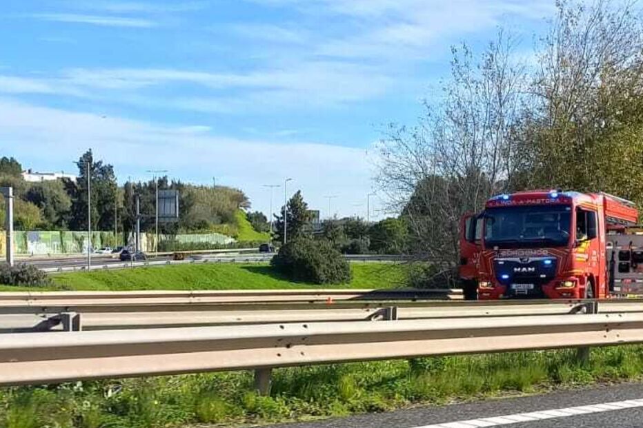 Camião de bombeiros na berma da autoestrada