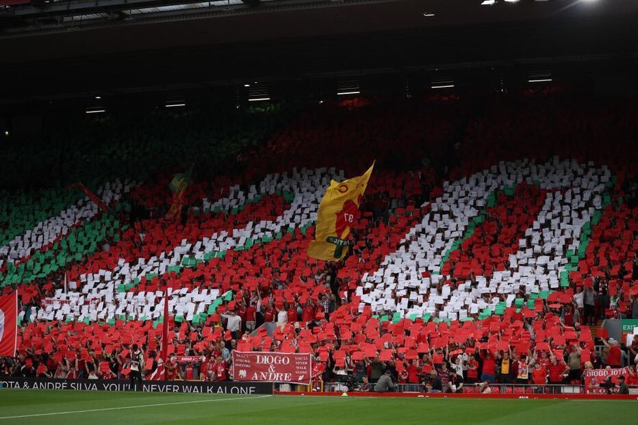 Adeptos do Liverpool homenageiam Diogo Jota e André Silva em Anfield