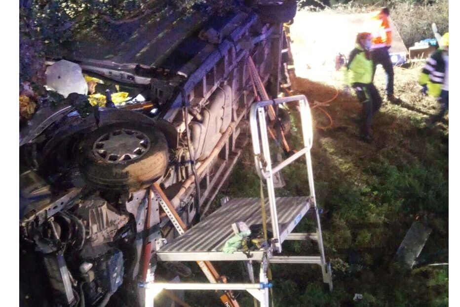 Dois feridos em despiste de carro contra árvore em Anadia