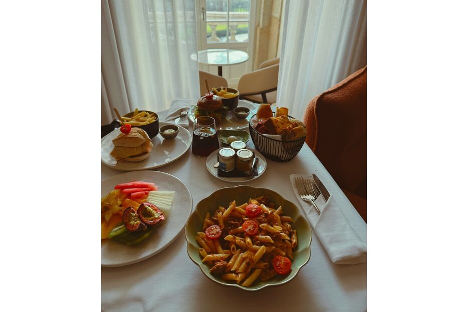 Cristina Ferreira e João Monteiro celebram aniversário com viagem romântica no norte do país.
