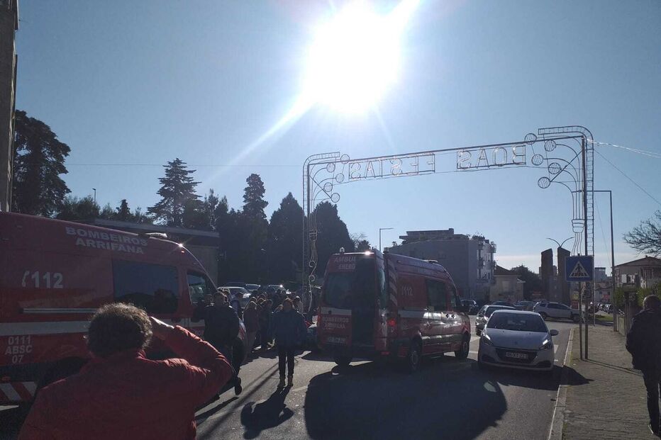 Bombeiros de Arrifana em ação num cenário urbano
