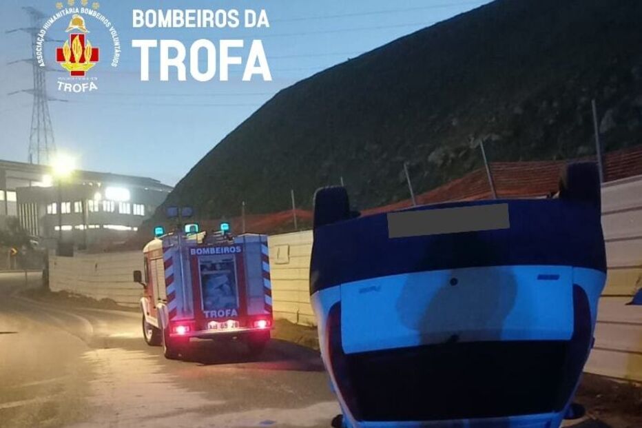 Carro despistou-se e capotou na rua 16 de Maio