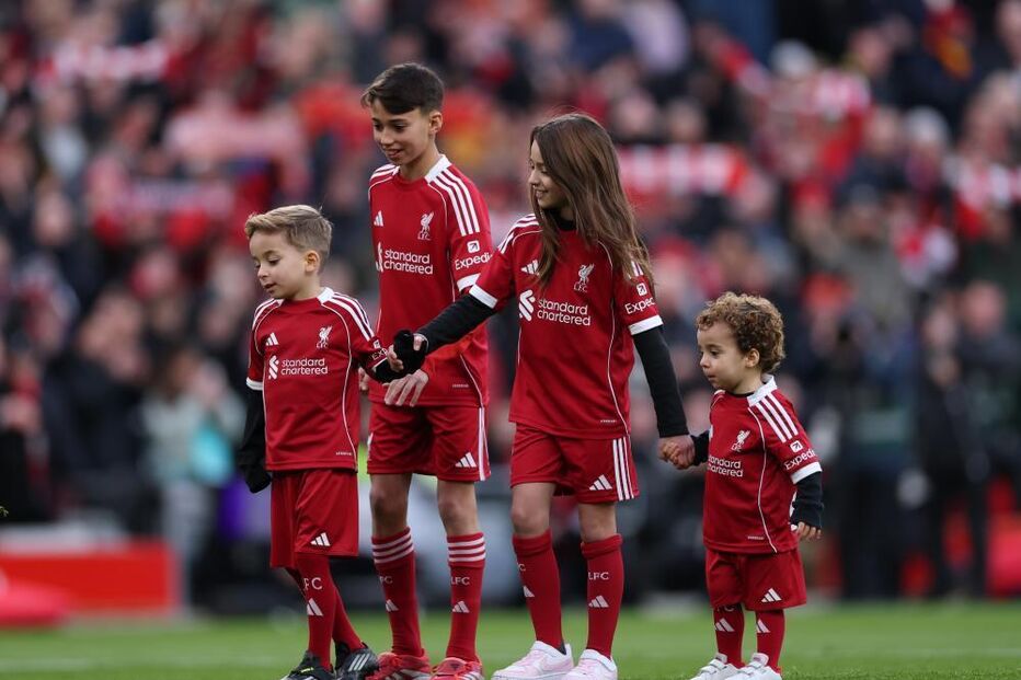 O momento em que os filhos de Diogo Jota subiram ao relvado antes do Liverpool-Wolverhampton
