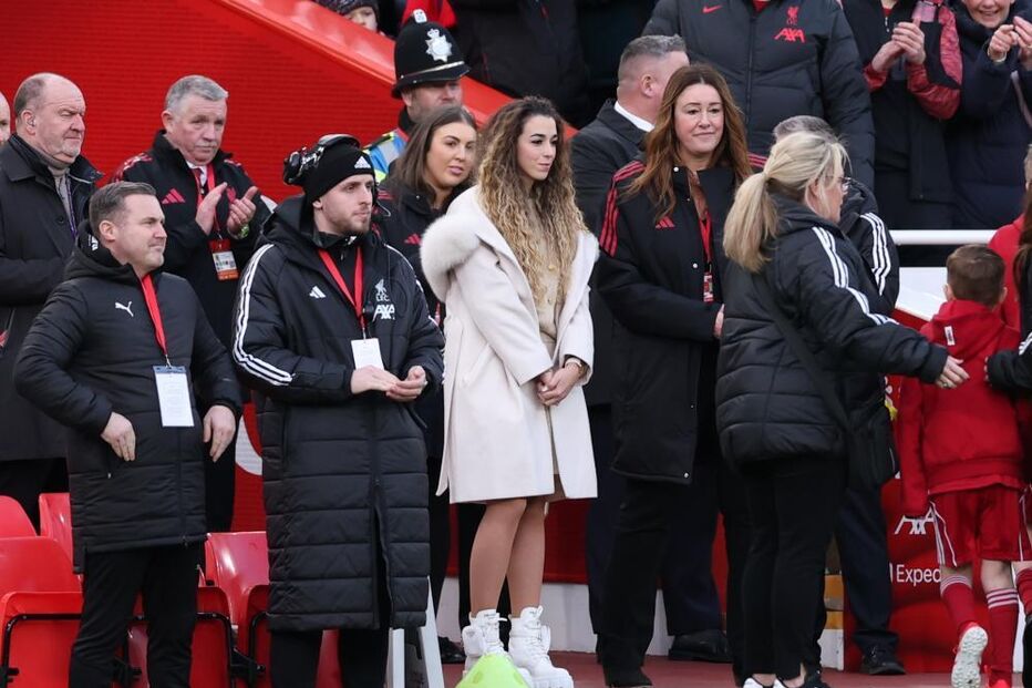 O momento em que os filhos de Diogo Jota subiram ao relvado antes do Liverpool-Wolverhampton