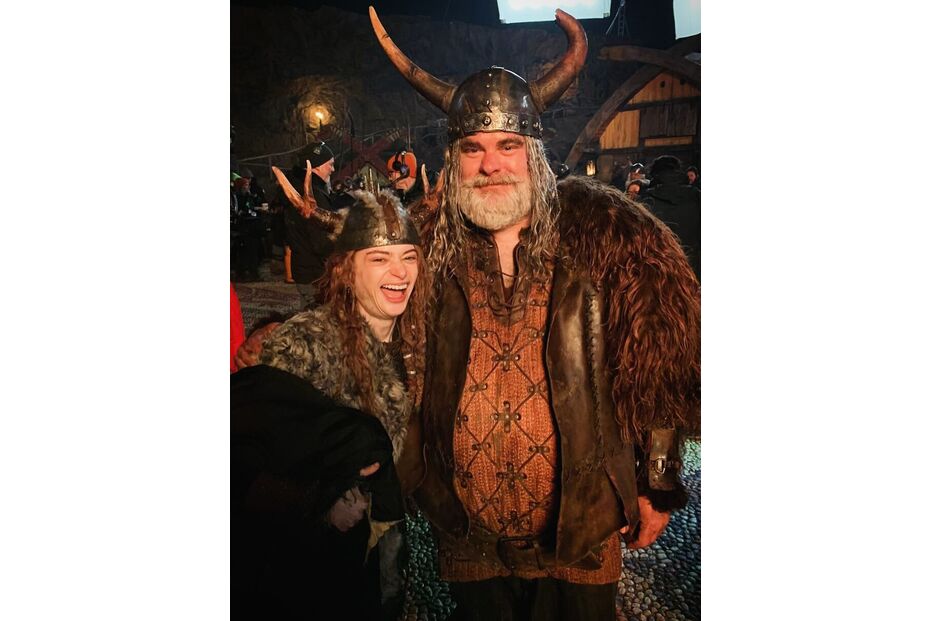 Duas pessoas fantasiadas de vikings posam sorrindo para a câmara