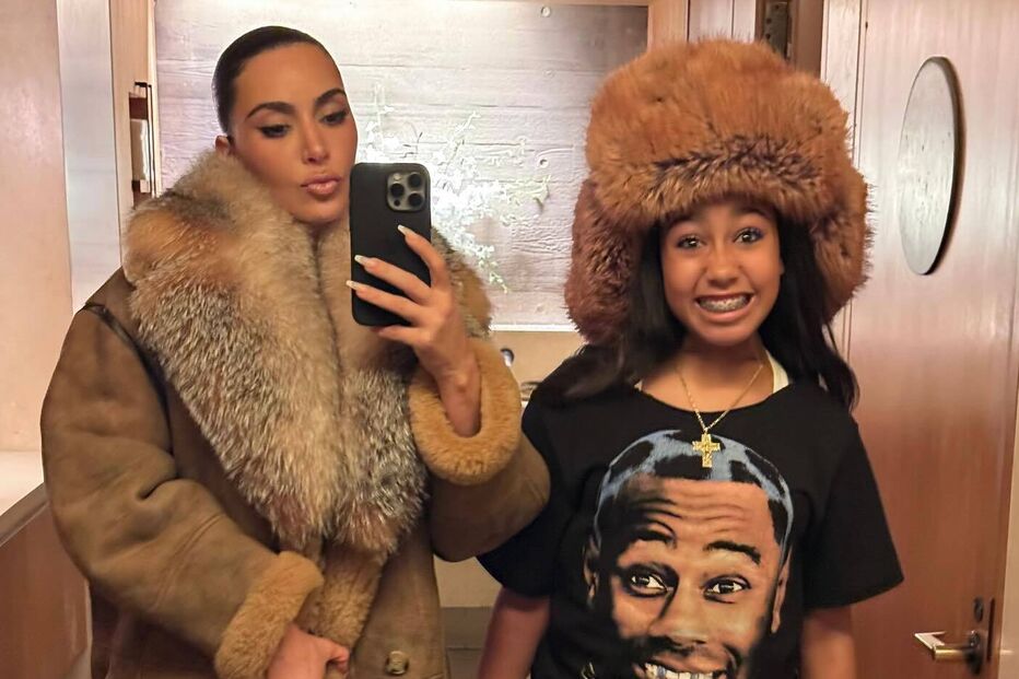 Kim Kardashian e uma amiga posam juntas num espelho