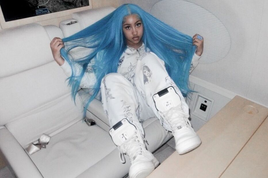 Filha de Kim Kardashian e Kanye West com o seu cabelo azul