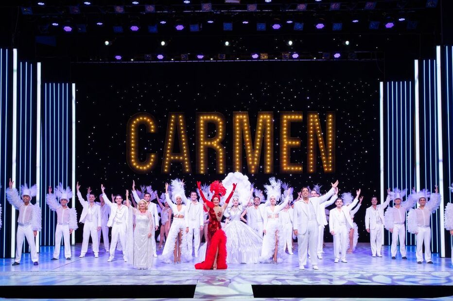 Elenco reunido no palco para apresentação de 