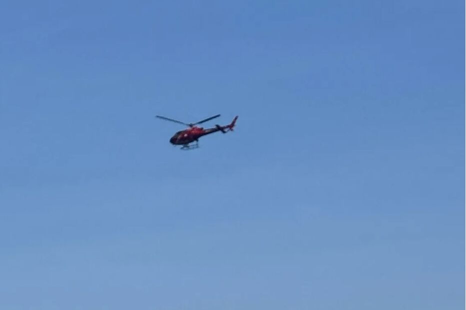 Um helicóptero voa no céu