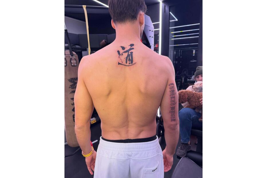 Rúben Dias exibe tatuagens: ideograma chinês e escrita em russo no braço