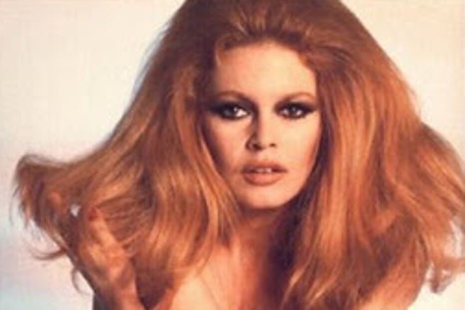 Brigitte Bardot posa com collants pretos