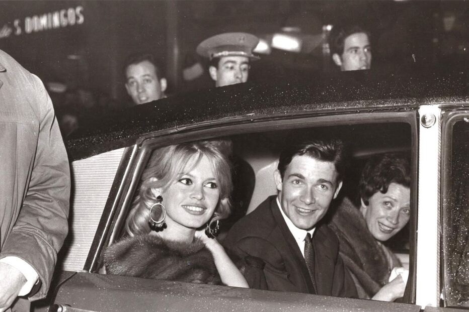Brigitte Bardot num carro com um homem e uma mulher
