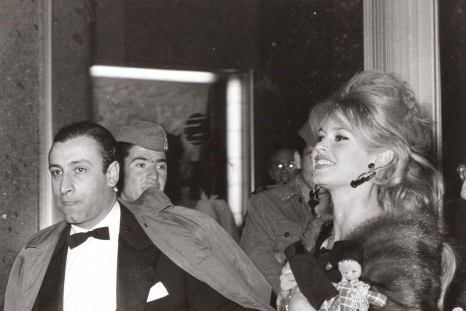 Brigitte Bardot surge num evento acompanhada, exibindo um visual elegante e sofisticado