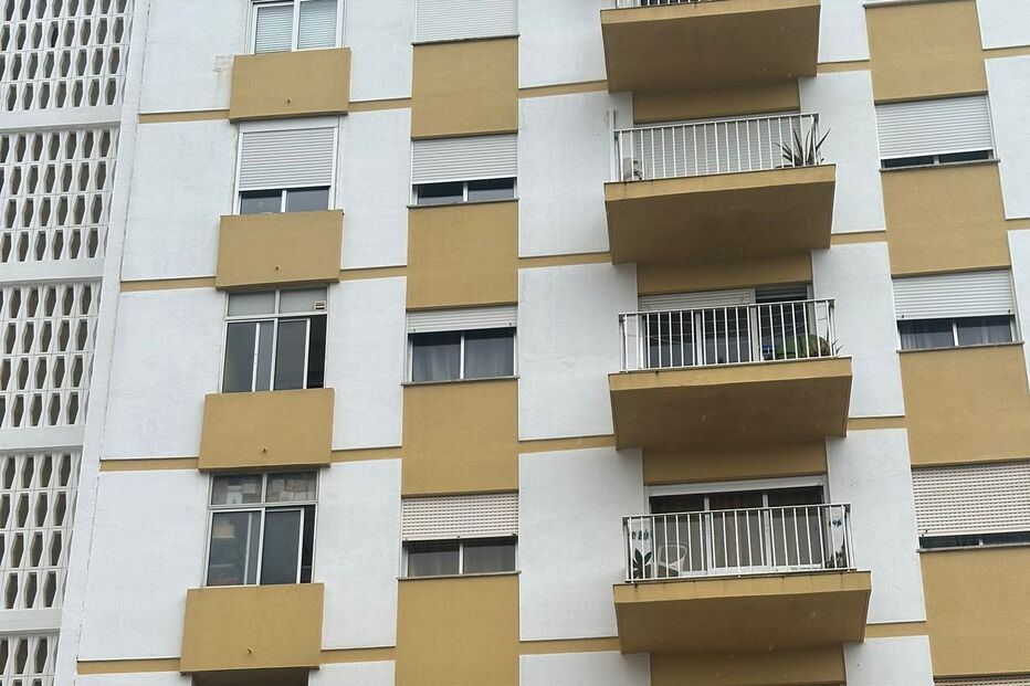 Incêndio em Loulé fere homem; bombeiros extinguem fogo