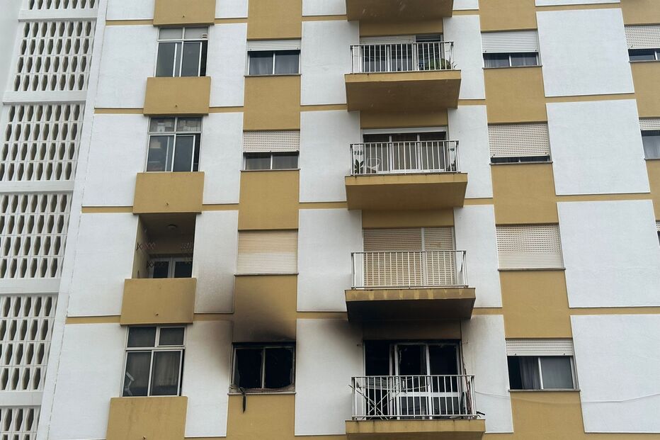 Incêndio em Loulé fere homem; bombeiros extinguem fogo num apartamento