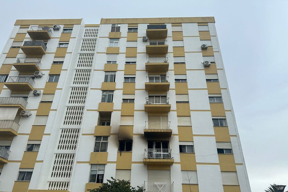 Incêndio em Loulé faz um ferido; bombeiros extinguiram as chamas num apartamento