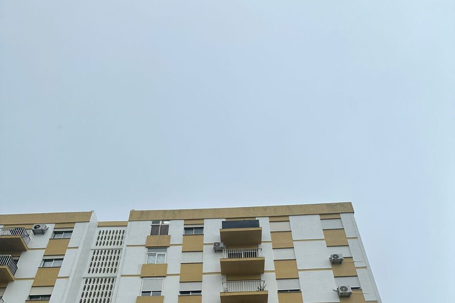 Incêndio em Loulé fere homem; bombeiros extinguem as chamas